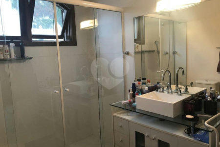 Casa à venda com 5 quartos, sendo 2 suítes,  em Jardim Everest, São Paulo, SP