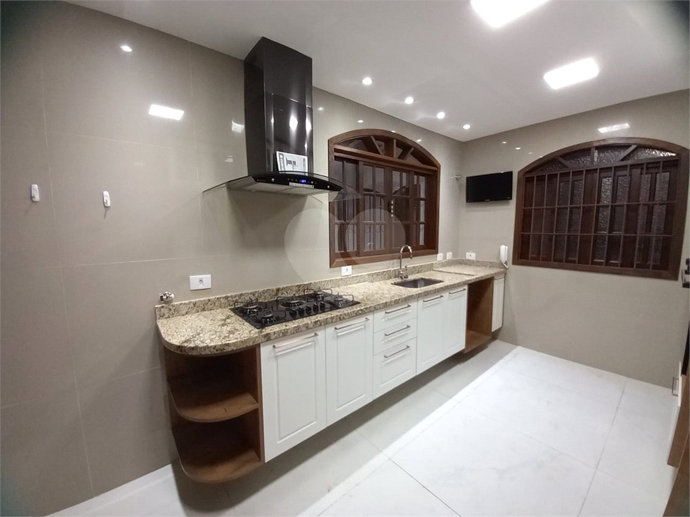 Casa à venda com 4 quartos, sendo 1 suíte,  em Vila Oliveira, Mogi das Cruzes, SP