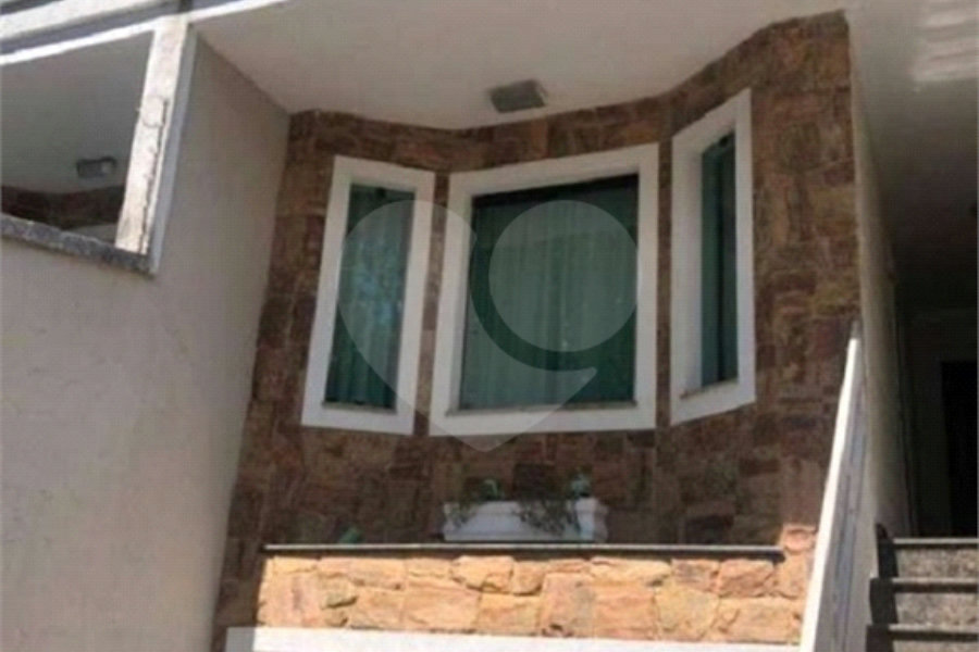 Sobrado à venda com 4 quartos, sendo 3 suítes, em Vila Irmãos Arnoni, São Paulo, SP