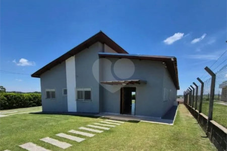 Casa à venda com 3 suítes no condomínio Chácaras Arumã, Sarapuí - SP