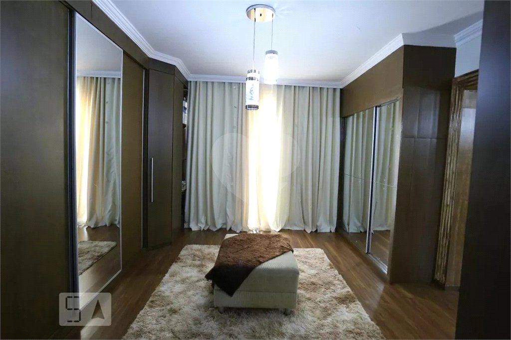 Sobrado à venda com 6 quartos, sendo 5 suítes, em Vila Paranaguá, São Paulo, SP