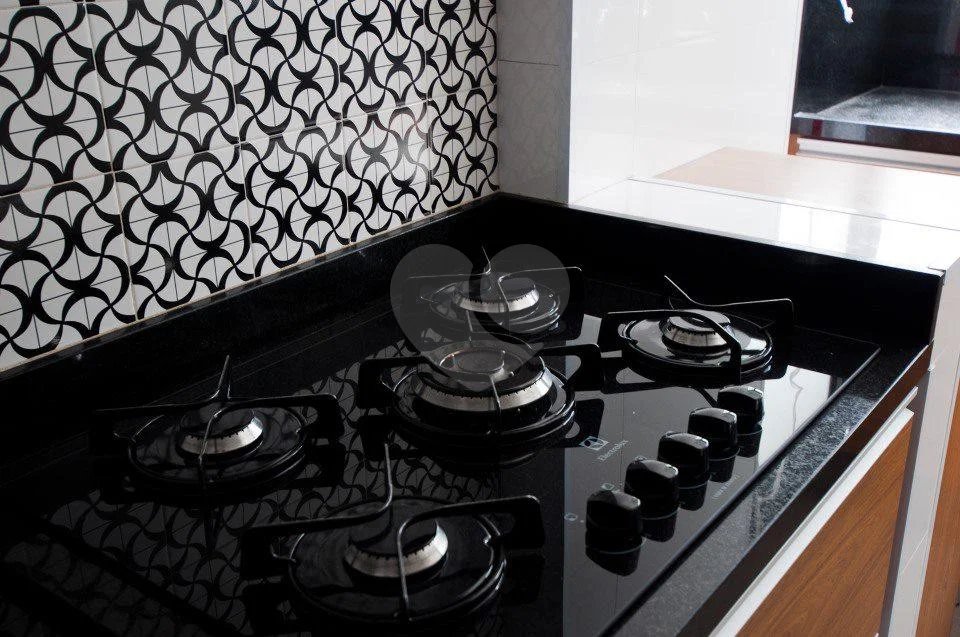 Linda cobertura Duplex om 3 dormitórios, sendo uma suíte com armários e ar condicionado e 2 vagas .