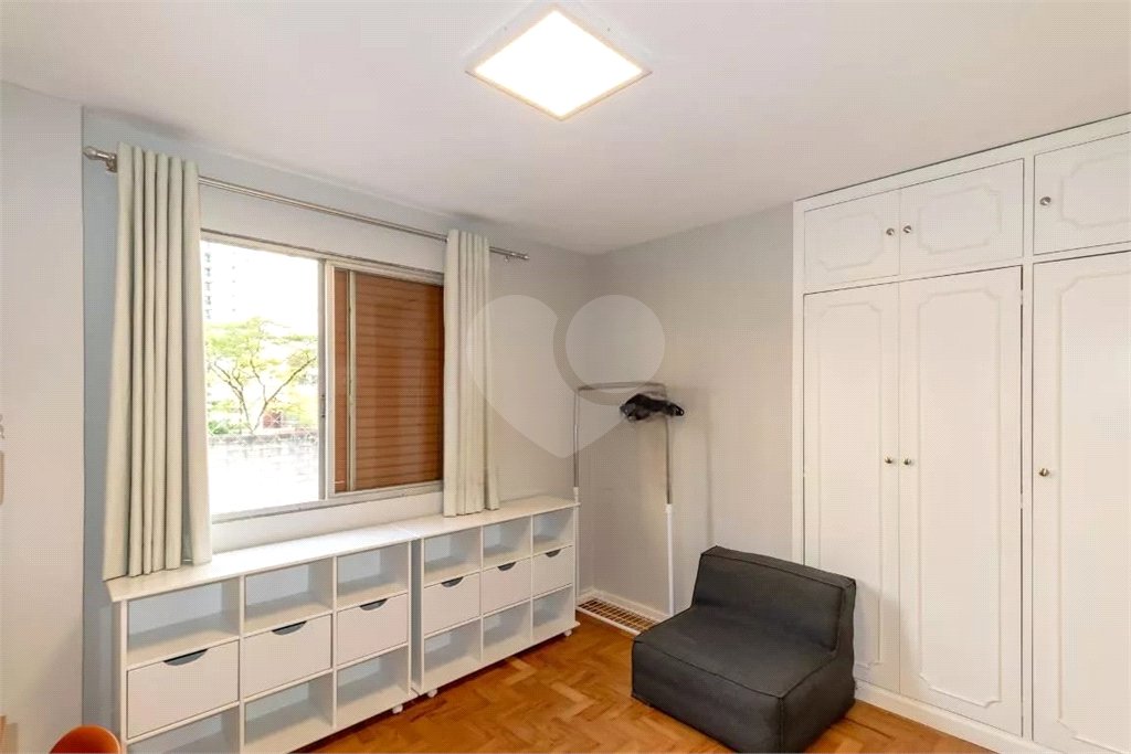 Apartamento à venda com 3 quartos, sendo 1 suíte,  em Moema, São Paulo, SP