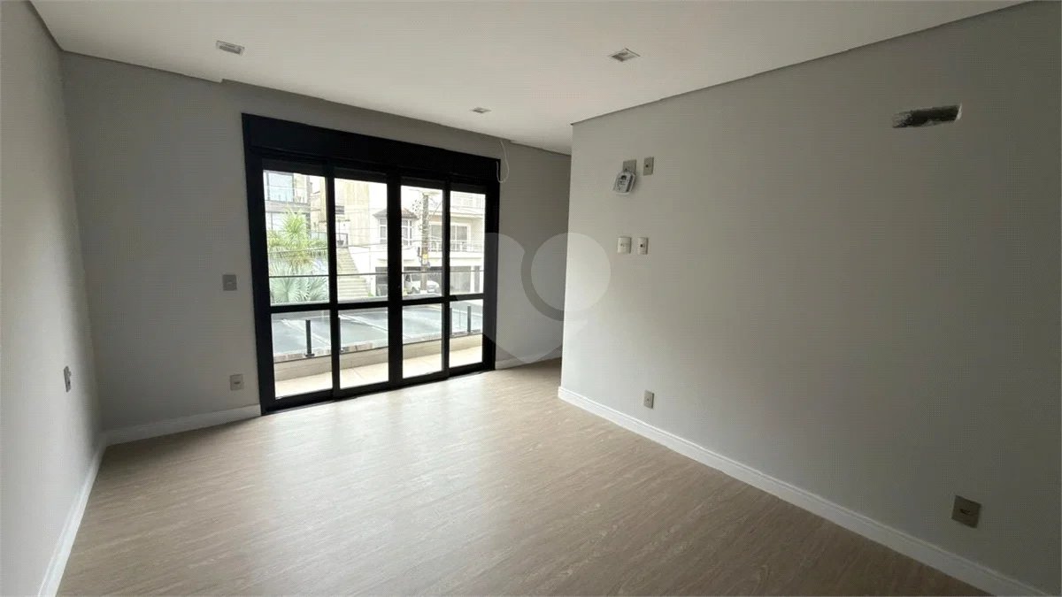 Sobrado de alto padrão no Swiss Park, totalmente reformado, com 4 suítes, piscina, elevador, espaço gourmet, 4 vagas e condomínio com lazer completo.