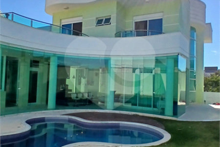 Casa à venda com 3 suítes no condomínio Figueira Garden, Atibaia - SP