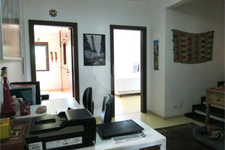 Casa à venda com 4 quartos, sendo 2 suítes, no condomínio Vila das Flores, São Paulo - SP