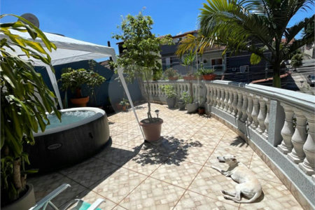Sobrado à venda com 4 quartos, sendo 1 suíte,  em Jardim Las Vegas, Santo André, SP