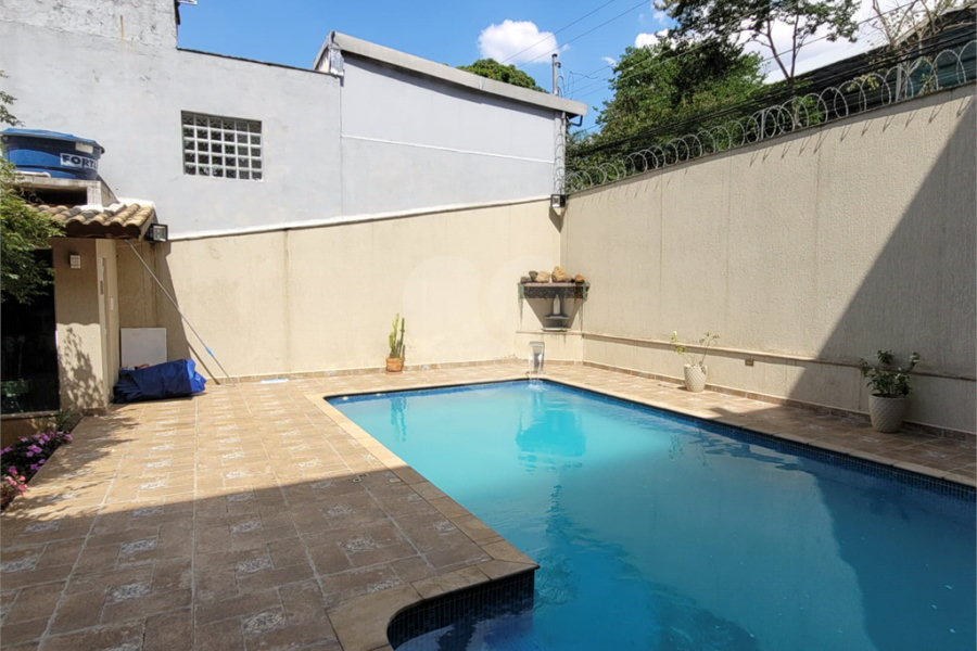 Sobrado à venda com 4 quartos, sendo 3 suítes, em Horto, São Paulo, SP