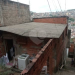 Terreno com 6 casas em 293m² de área total.