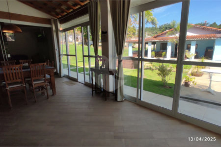 Casa à venda com 3 quartos, sendo 1 suíte, no condomínio Alpes Douro, Bom Jesus dos Perdões - SP