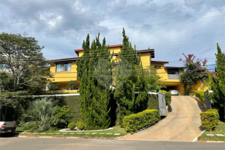 Casa à venda com 9 quartos, sendo 4 suítes, em Condomínio Flamboyant-b, Atibaia, SP