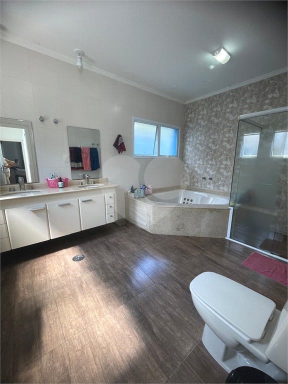Casa à venda com 5 quartos, sendo 3 suítes, no condomínio Swiss Park, São Bernardo do Campo - SP
