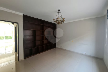 Sobrado à venda com 4 quartos, sendo 1 suíte,  em Interlagos, São Paulo, SP