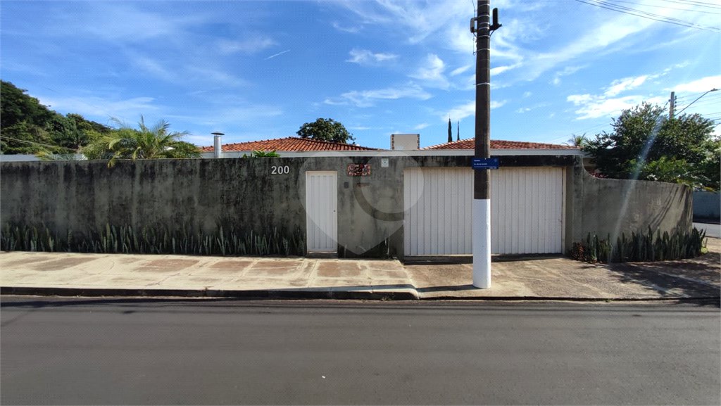 Casa à Venda de 3 dormitórios em São Carlos, no bairro Parque Santa Marta