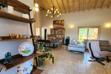Casa à venda com 4 quartos, sendo 2 suítes, no condomínio Residencial Jardim Primavera, Louveira - SP