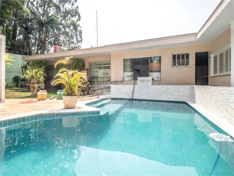 Casa de Vila à venda com 5 quartos, sendo 3 suítes, em Jardim Marajoara, São Paulo, SP
