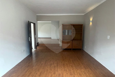 Sobrado à venda com 3 quartos, sendo 2 suítes,  em Vila Oliveira, Mogi das Cruzes, SP
