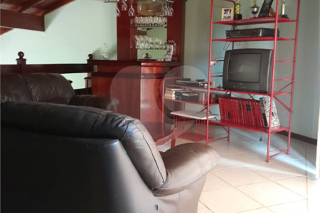Chácara à venda com 4 quartos, sendo 1 suíte,  em Vila Dom Pedro, Atibaia, SP