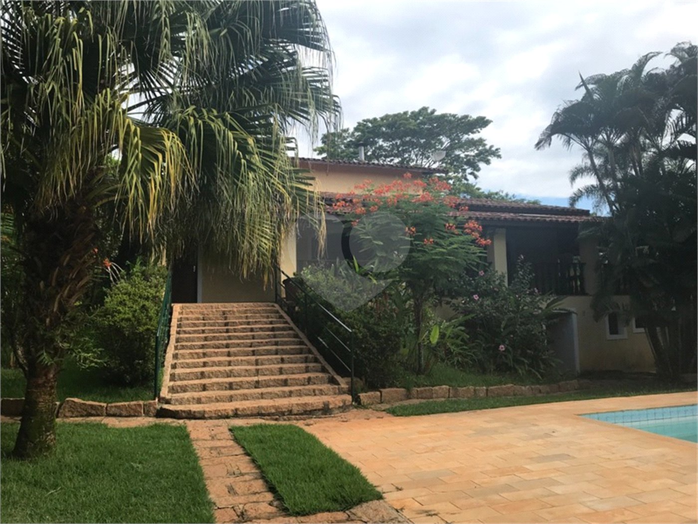 Casa à venda com 5 quartos, sendo 3 suítes, no condomínio Recanto das Flores, Indaiatuba - SP