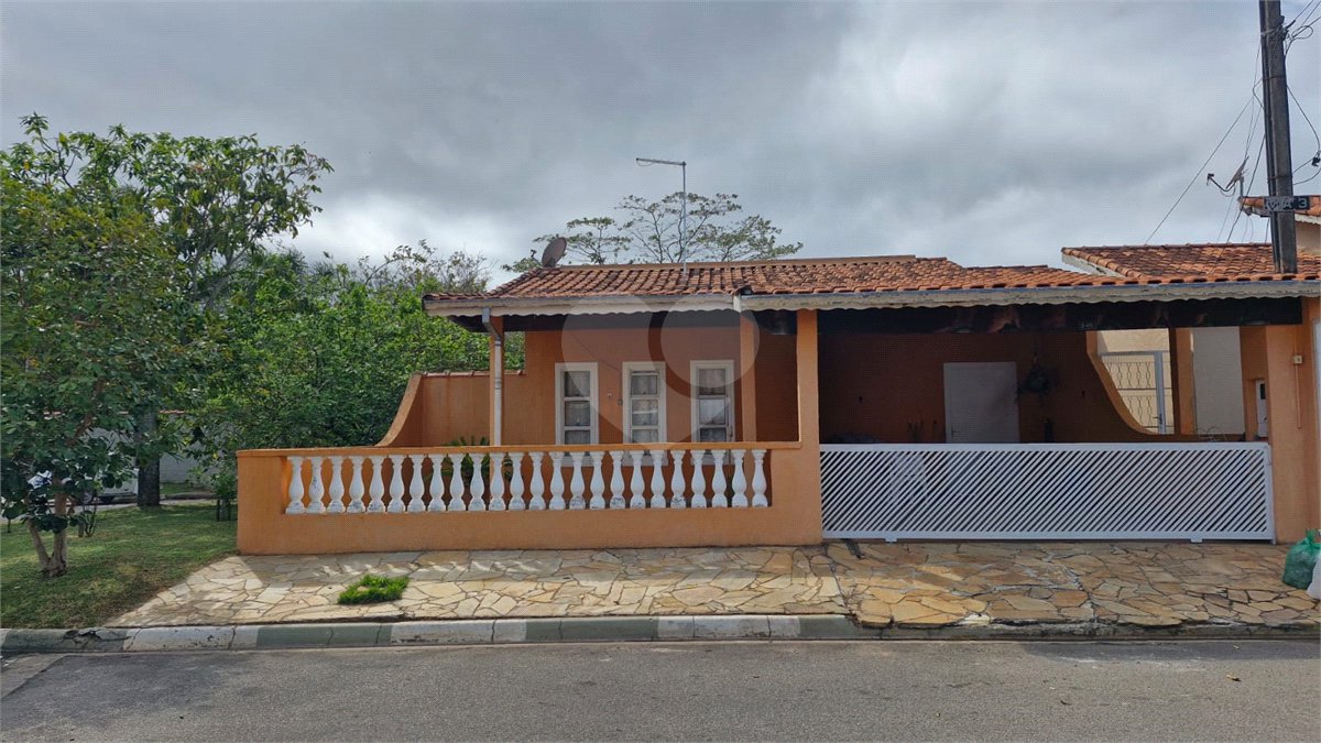 Casa para alugar com 3 quartos, sendo 1 suíte, no condomínio Santa Mônica, Atibaia - SP