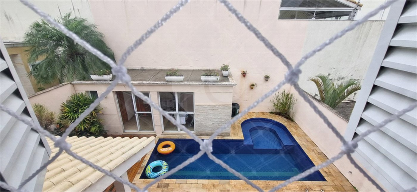 Casa à venda com 4 quartos, sendo 2 suítes, no condomínio Casas de Windsor, São Paulo - SP
