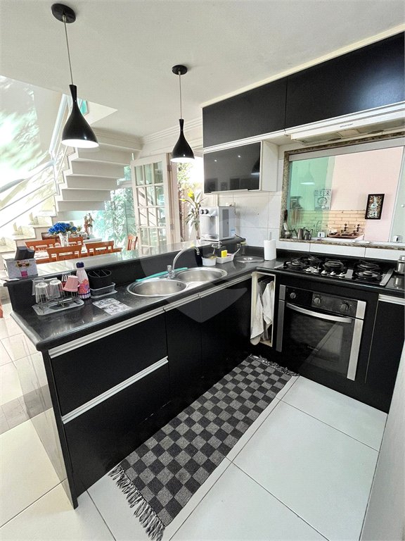 Casa à venda com 3 quartos, sendo 2 suítes, no condomínio Laura Serra, Rio de Janeiro - RJ