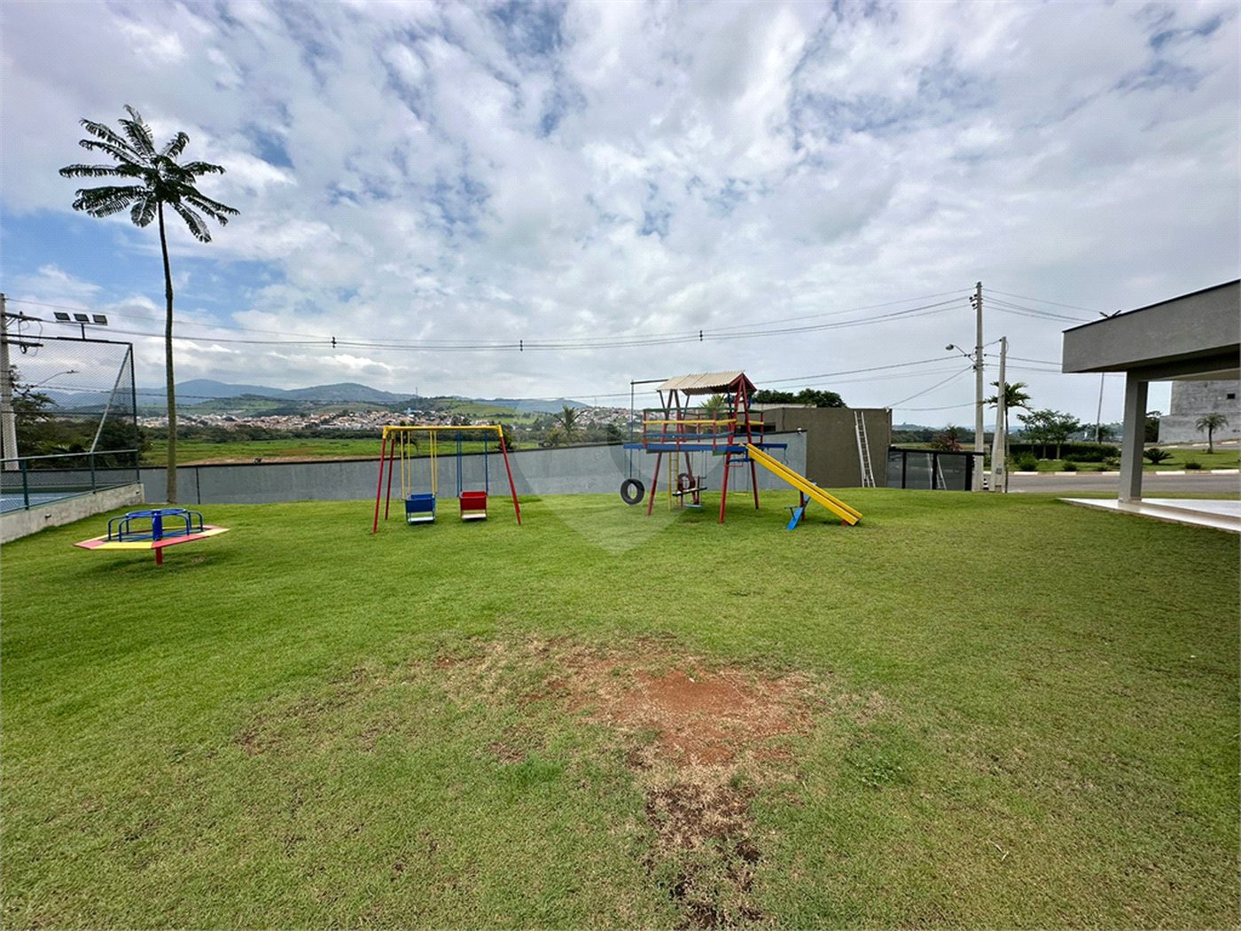 Terreno em condomínio fechado com 1.086 metros, pronto para construir, ampla área de lazer, aceita financiamento