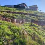 Terreno em condomínio fechado com 1.086 metros, pronto para construir, ampla área de lazer, aceita financiamento