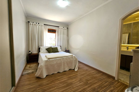 Casa térrea em Atibaia com 3 dormitórios (2 suítes), piscina, espaço gourmet, condomínio fechado