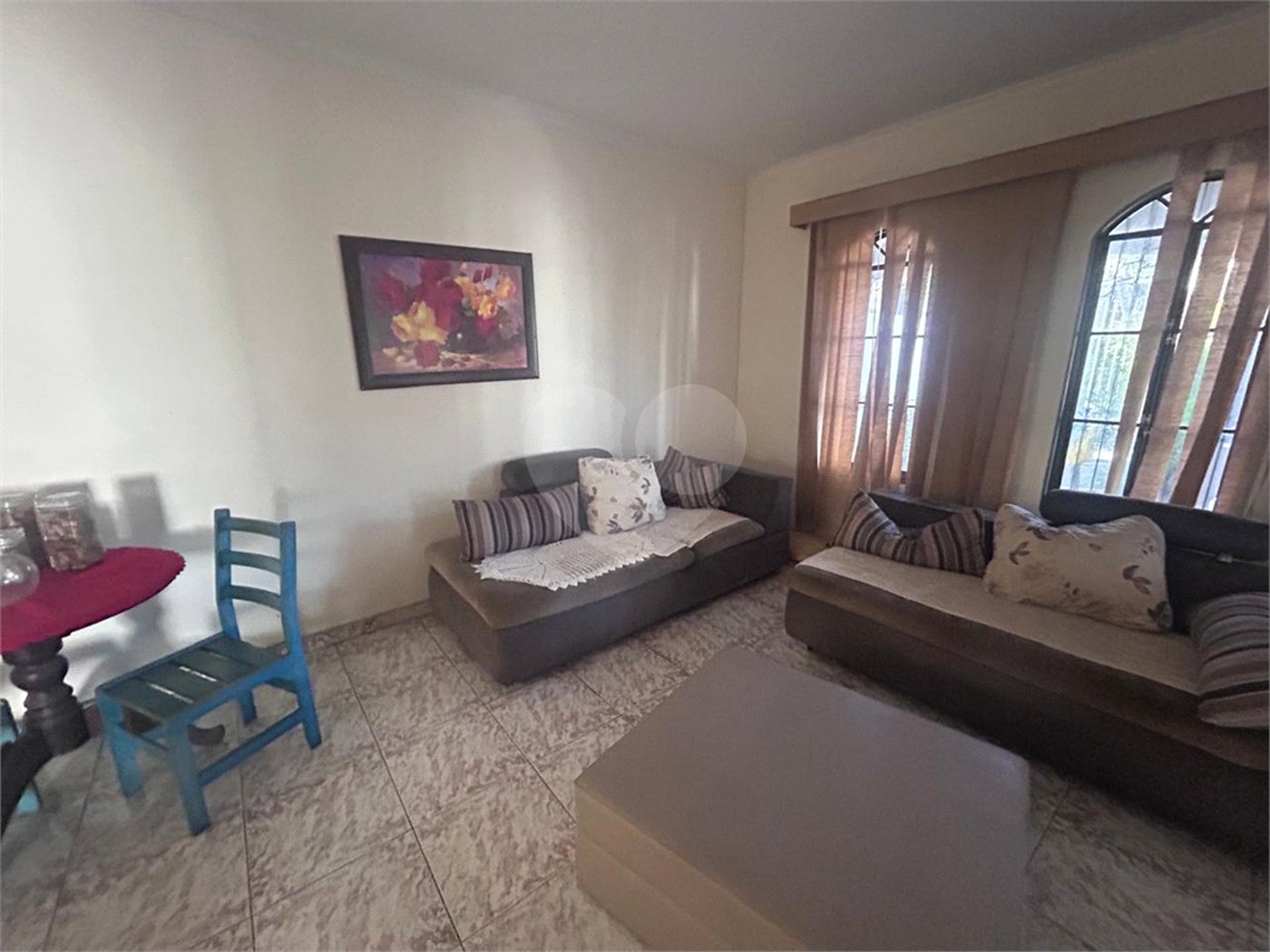 Casa espaçosa e confortável em um bairro tranquilo a venda.