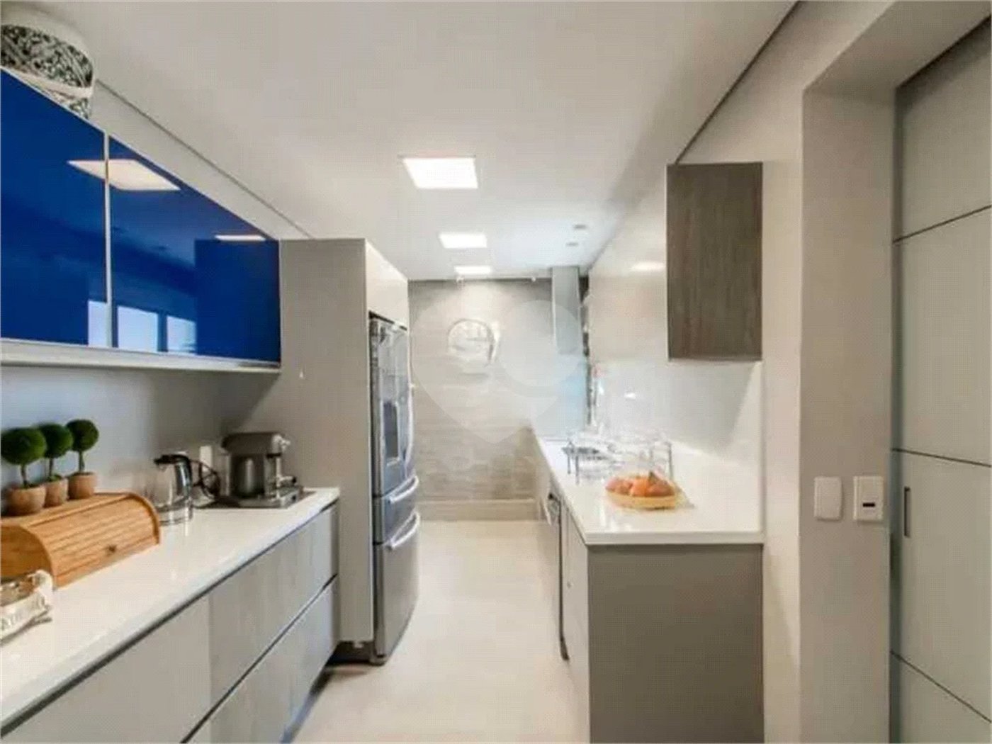 Apartamento de 306m² na melhor região de Moema, 3 suítes, 5 vagas, varanda gourmet, depósito, fora de rota