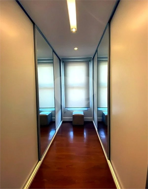 Casa de Alto Padrão em Condomínio com 4 suítes.