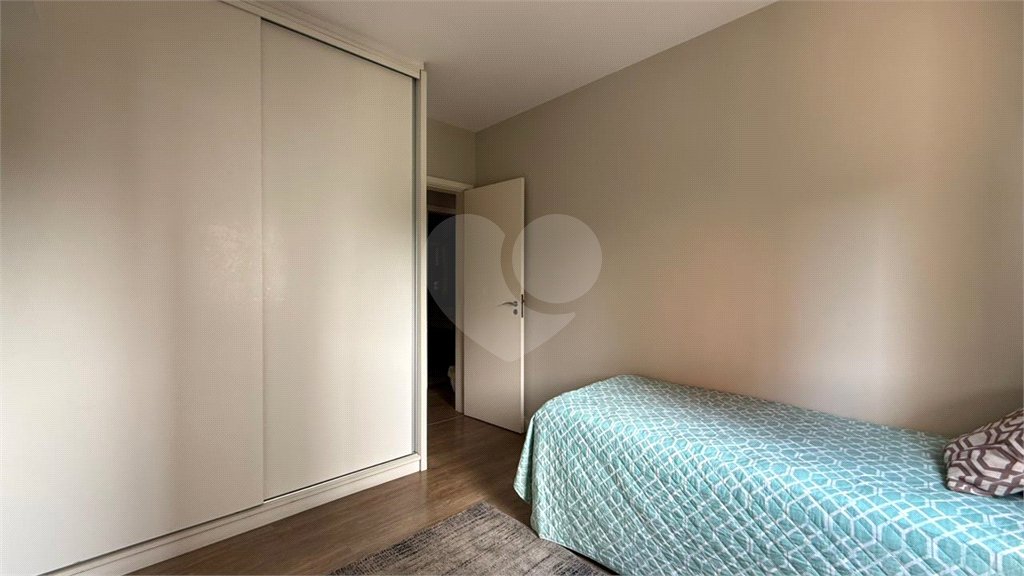Apartamento de 130 m² com três dormitórios, sendo uma suíte, com armários embutidos, dependências de empregado e lavabo