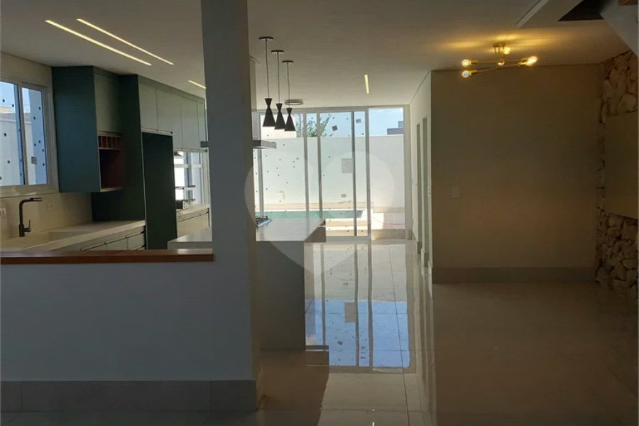 Sobrado recém-construído com 3 dormitórios em condomínio fechado em Piracicaba-SP.