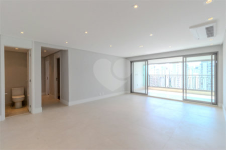 Apartamento para venda em Moema com 3 quartos, sendo 3 suítes, 2 vagas, 149 m²