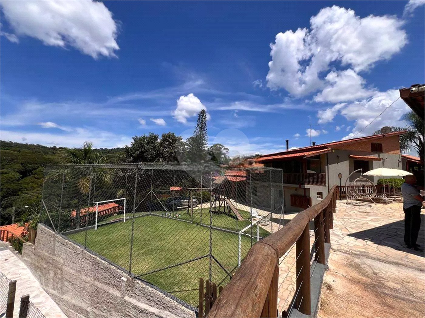Chácara com excelente infraestrutura, contendo casa com 8 dormitórios, 900 m² de área construída, área total de 3000m², piscina adulto e infantil, churrasqueira, quadra gramada de futebol - Rio Acima - Atibaia/SP 900 m² Área construída 3.000 m² Área do terreno