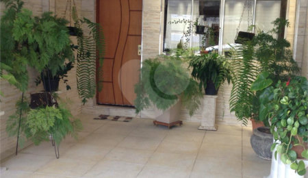 Vende-se Sobrado em Condomínio Fechado – 3 Dormitórios | 180 m²