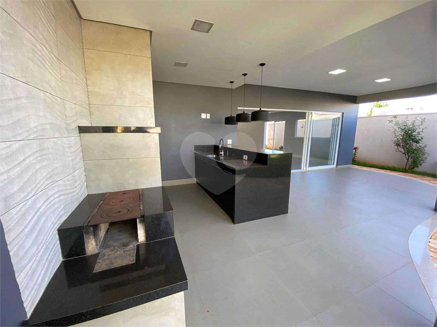 Casa com alto padrão de acabamento para venda no Condomínio Montreal.