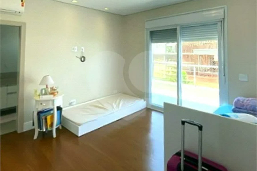 Casa de Alto Padrão em Condomínio com 4 suítes.