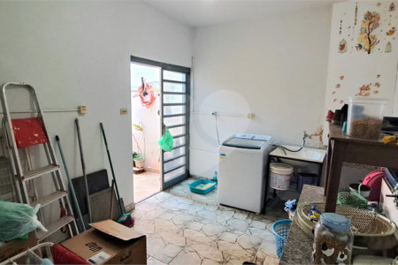 Casa no Jardim Medeiros ampla com 3 dormitórios bem distribuída