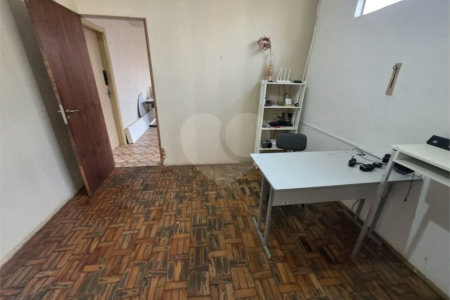 Casa térrea à venda com amplo quintal e grande potencial na Vila Nery