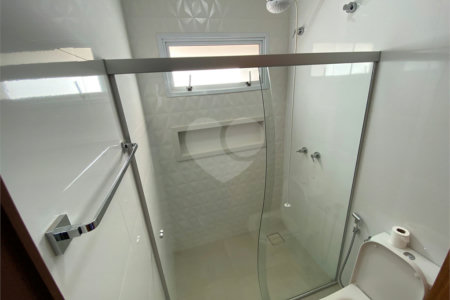 Casa com alto padrão de acabamento para venda no Condomínio Montreal.