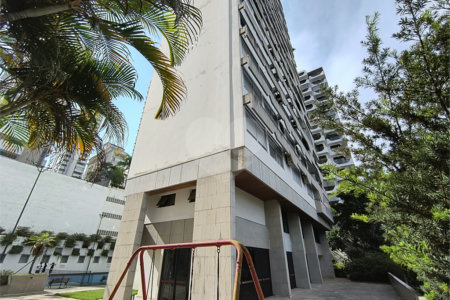 Este amplo apartamento de 290 m², completamente reformado, reúne sofisticação,