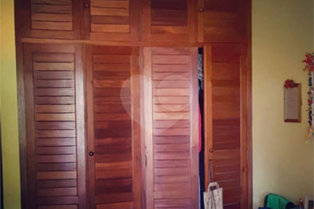 Casa térrea com piscina para venda no Parque Santa Marta