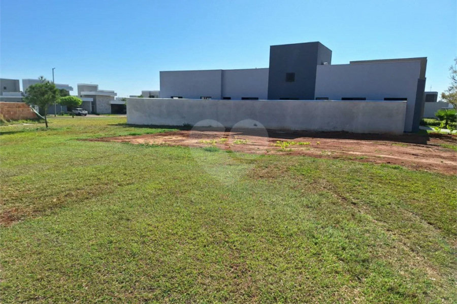 Terreno no Cyrela, plano e próximo do clube.