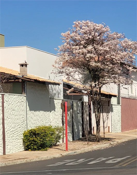 Casa Exclusiva com Pé-Direito Alto e Área Gourmet no Jardim Paraíso