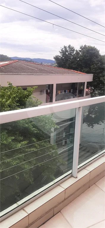 3 dormitórios, 2 suítes, banheiro, sala, cozinha ampla e 2 vagas de garagem