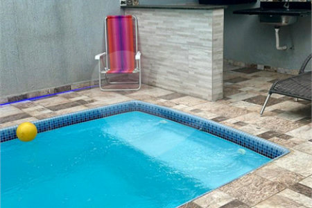 Casa Térrea à Venda com 3 dormitórios em Atibaia/SP