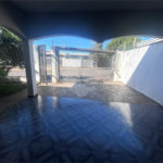 Casa espaçosa e confortável em um bairro tranquilo a venda.