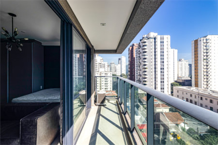 Itaim ! Studio ,muito bem localizado ! vaga de garagem !